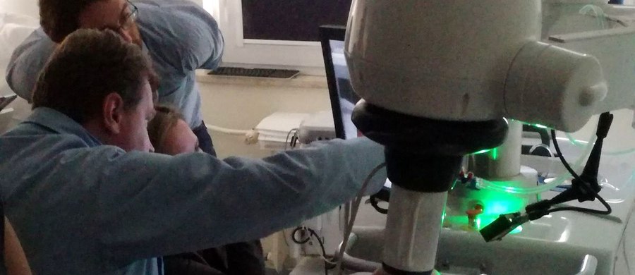 ​Świętokrzyskie Centrum Onkologii zakupiło urządzenie do echoterapii, czyli nieinwazyjnego leczenia łagodnych guzków tarczycy z wykorzystaniem wysokoskoncentrowanych fal ultrasonograficznych (HIFU) - poinformowała rzeczniczka lecznicy Izabela Opalińska.