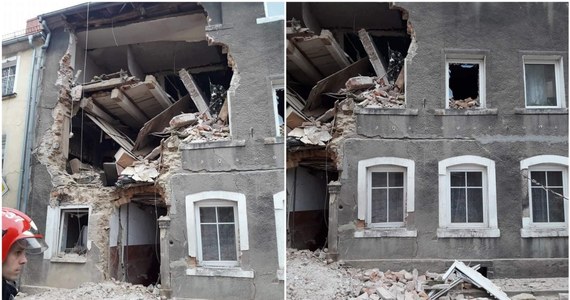Zakończono przeszukiwanie gruzowiska kamienicy w dolnośląskim Mirsku. W czwartek koło godziny 13:00 doszło tam do eksplozji butli z gazem. Rannych zostało dziesięć osób, w tym dwie ciężko. Pod gruzami nikogo nie znaleziono. Poszkodowani i szesnaście osób z sąsiednich budynków noc spędzą w schronisku młodzieżowym.