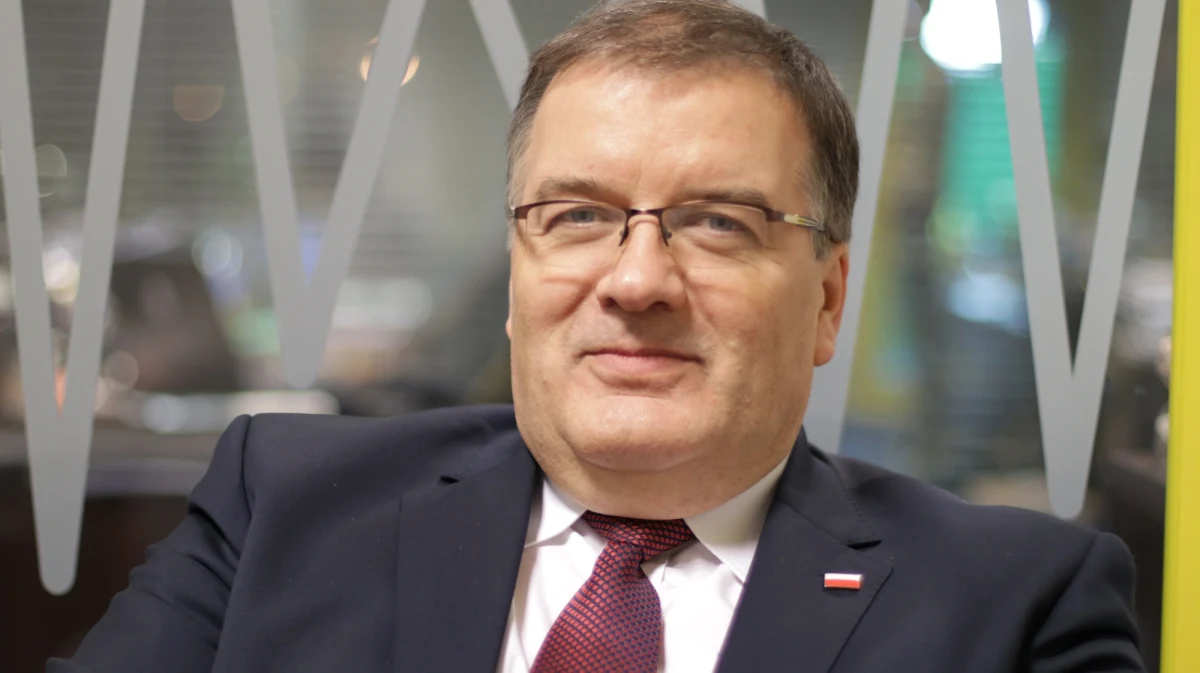 Czy prezydent będzie obchodził 100-lecie niepodległości z Obozem Narodowo-Radykalnym? „Myślę, że ONR nie może liczyć na wspólne świętowanie z prezydentem. Nie jest obdarzany sympatią (…) niezbyt dobra atmosfera wokół tej organizacji się pojawia” – mówił w Porannej rozmowie w RMF FM prezydencki minister Andrzej Dera. Pytany o to czy wycina ze wspólnych zdjęć Piotra Rybaka, odpowiada, że nie, „bo to bardzo ciekawa postać”. „Najpierw pojawił się w ruchu oburzonych, potem na konwencji Solidarnej Polski, na konwencjach PiS-u, w ruchu Kukiz’15, pojawił się, gdy palił kukłę Żyda. Warto się zastanowić, dlaczego ten człowiek pojawiał się wszędzie tam, gdzie coś nowego było tworzone” – mówił Dera. Minister podkreślił także, że Andrzej Duda jest ważną częścią obozu „dobrej zmiany” i należy przejmować się opiniami niektórych polityków PiS. „Zawsze znajdą się ludzie, którzy własne ego mają wyżej i oddają poszczególnym prezydentom ordery, nie wiedząc, że to Rzeczpospolita wręcza ordery, a nie prezydent. Każdy ma jednak do tego prawo i ja to szanuję” – mówił gość Marcina Zaborskiego.