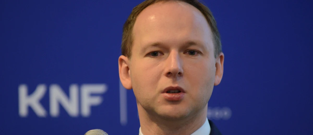 "Analizujemy schematy działań oszustów i próbujemy im przeciwdziałać. Też przyglądamy się prawu i zastanawiamy się, czy coś można byłoby w polskim prawie zmienić" - tak o powołanym przez premiera Mateusza Morawieckiego zespole, który zajmuje się problemem różnego rodzaju schematów i instrumentów finansowych, powiedział w rozmowie z RMF FM przewodniczący Komisji Nadzoru Finansowego Marek Chrzanowski. Jak dodał, "tworzenie nowej instytucji dla przeciwdziałania piramidom finansowym, oszustwom na rynku forex czy na rynku kryptowalut, to nie jest cel tego zespołu". "Celem jest wypracowanie procedur współpracy pomiędzy już istniejącymi instytucjami" - wyjaśnił Chrzanowski. W rozmowie z Krzysztofem Berendą zdradził także, że w ubiegły piątek powstała jeszcze jedna inicjatywa, którą pilotuje Ministerstwo Finansów. Chodzi o kryptowaluty. "Rozmawiamy o ryzykach, niebezpieczeństwach. Staramy się analizować sytuację. Moje stanowisko jest takie, że powinniśmy też w tym procesie ze względu na to, że cały proceder ma miejsce w cyberprzestrzeni, komunikować się z naszymi partnerami z Unii Europejskiej" - powiedział przewodniczący KNF.