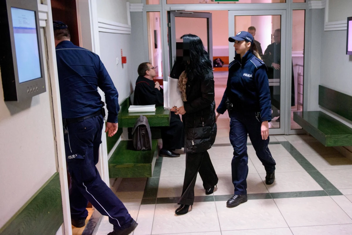 Sąd zgodził się na zwolnienie z aresztu byłej prokurator apelacyjnej w Rzeszowie Anny H., oskarżonej o korupcję i powoływanie się na wpływy. Jej proces toczy się w Tarnowie. Anna H. jest w areszcie od czerwca 2016 roku. Była prokurator została prawomocnie wydalona z zawodu. Przed sądem reprezentował ją przed sądem były minister spraw wewnętrznych, mecenas Janusz Kaczmarek.