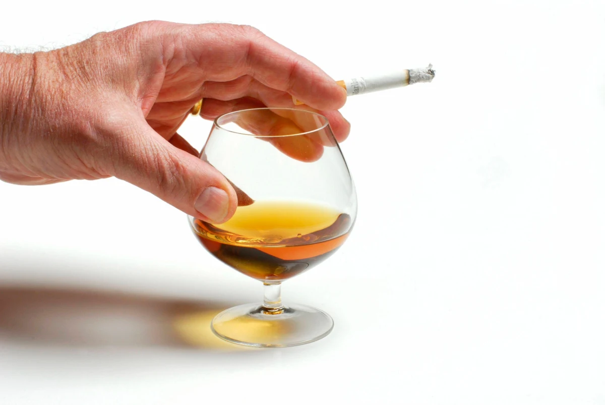 Wśród noworocznych postanowień dominuje kilka dyżurnych tematów. Najczęściej myślimy o zrzuceniu wagi, rozpoczęciu regularnych ćwiczeń fizycznych, ograniczeniu palenia czy picia alkoholu. Najnowsze doniesienia naukowe wskazują na to, że przynajmniej co do tych dwóch ostatnich spraw można mieć istotne wątpliwości. Samo ograniczenie palenia nie przynosi tak dobrych skutków zdrowotnych, na jakie liczymy, a przy zmniejszaniu ilości spożywanego alkoholu postanowienia... nie mają większego sensu. Ale po kolei...