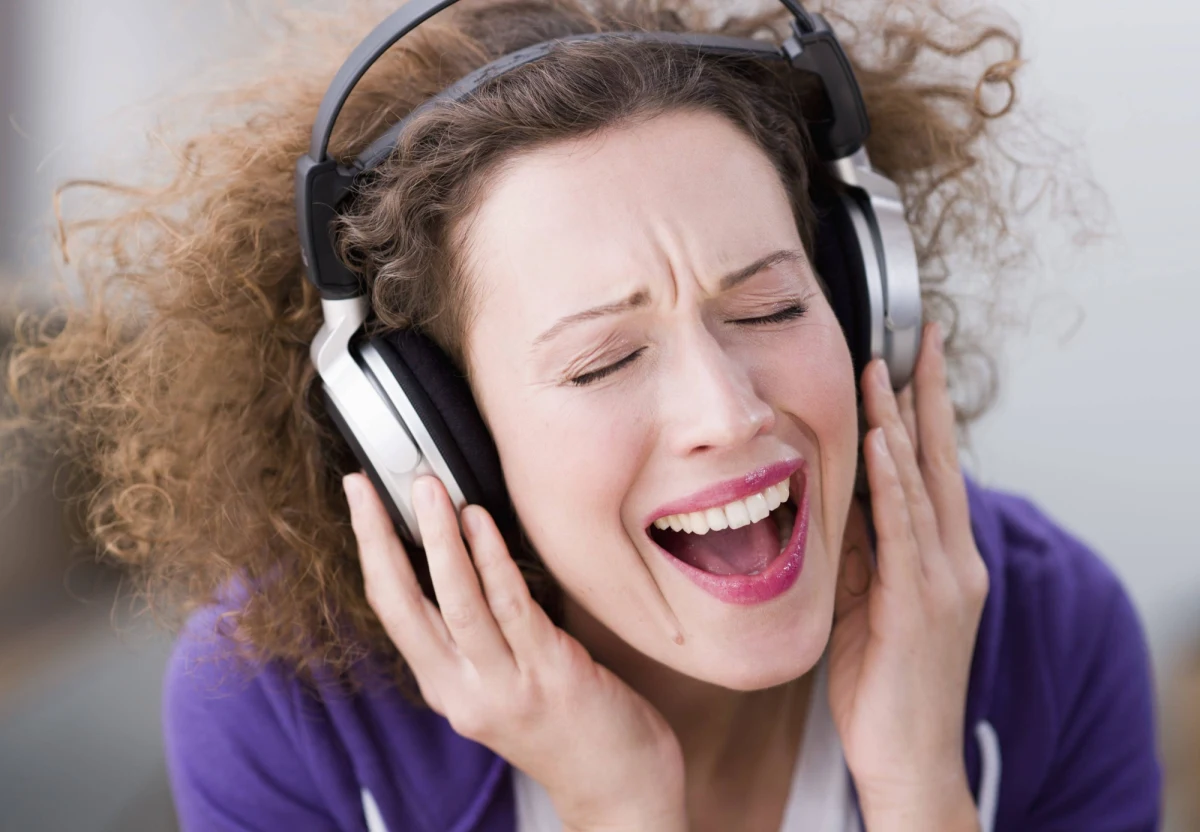 Muzyka i pieśni, powszechne w każdej niemal kulturze, mają charakterystyczne cechy, które pozwalają uniwersalnie rozpoznać ich przeznaczenie - przekonują na łamach czasopisma "Current Biology" naukowcy z Harvard University. Kołysanki, pieśni miłosne czy taneczne brzmią tak, że nawet osoby z zupełnie innego kraju i innej kultury mogą domyślić się, czemu służą. Pokazały to wyniki badań prowadzonych wśród internautów z 60 krajów.