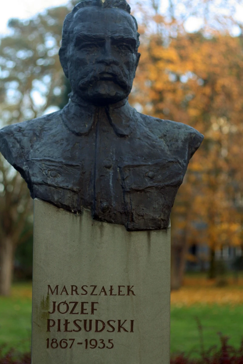 Poseł Prawa i Sprawiedliwości Andrzej Melak złożył interpelację do ministra kultury i dziedzictwa narodowego w sprawie sarkofagu, w którym miała zostać pierwotnie umieszczona trumna Pierwszego Marszałka Polski Józefa Piłsudskiego.