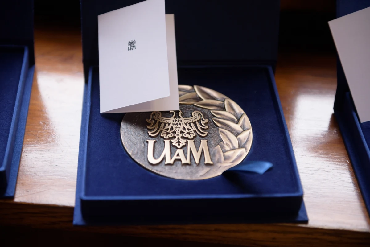 Marian Rejewski, Henryk Zygalski i Jerzy Różycki – dokładnie 85 lat temu złamali kod niemieckiej maszyny szyfrującej Enigma. Dziś ich rodziny odebrały w Poznaniu pośmiertne odznaczenia dla trójki kryptologów. 