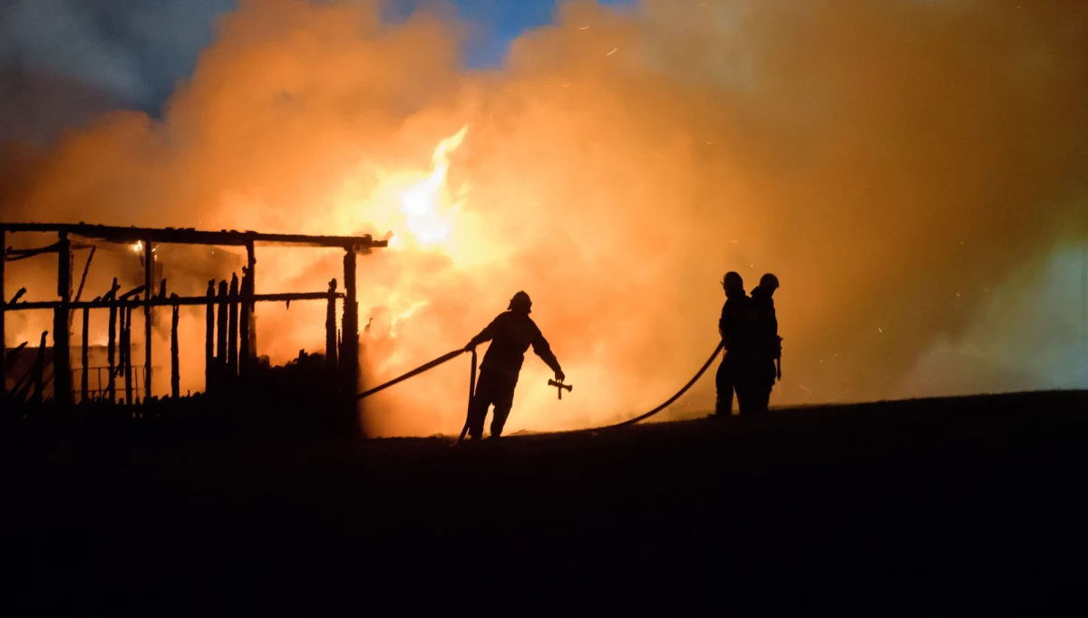Zbyt duże obciążenie gruntu wywołane przez prace ziemne mogły spowodować nocny wybuch gazociągu w Murowanej Goślinie pod Poznaniem – dowiedział się nieoficjalnie reporter RMF FM. Najpierw było słychać wielki huk, później wszystko dookoła stanęło w płomieniach - tak sam moment wybuchu, relacjonują okoliczni mieszkańcy. Na szczęście nikomu nic się nie stało, ale ogień strawił dorobek życia dwóch rodzin.