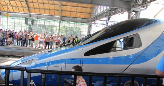 8 z 20 jeżdżących po polskich torach pociągów Pendolino zostało uziemionych. 2 są w naprawie po wypadkach, a 6 składów zostało ostatnio uszkodzonych przez leżące na torowisku kamienie – informuje PKP Intercity.