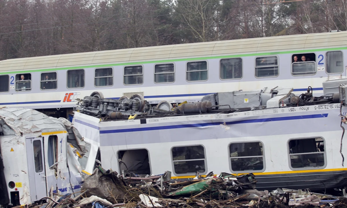 6 lat więzienia dla Andrzeja N. i 3,5 roku dla Jolanty S. - to prawomocne już kary dla byłych dyżurnych ruchu z posterunków kolejowych Starzyny i Sprowa, oskarżonych w sprawie katastrofy pod Szczekocinami w 2012 roku. W wyniku czołowego zderzenia pociągów zginęło tam 16 osób, a ponad 150 zostało rannych. Obrońcy dyżurnych ruchu nie wykluczają kasacji do SN. 