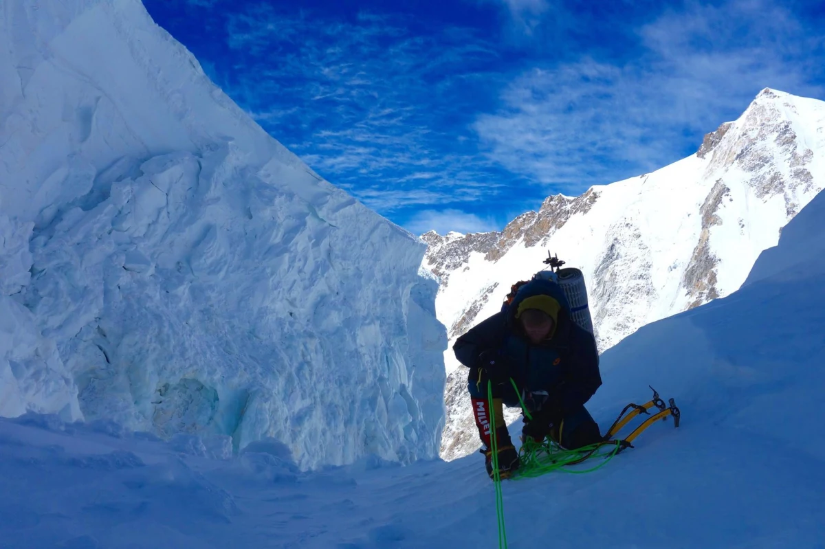 "Jeżeli Tomek nie jest w stanie zejść niżej, to sytuacja jest dosyć dramatyczna" - przyznał w rozmowie z dziennikarzem RMF FM Leszek Cichy, himalaista, pierwszy zimowy zdobywa Mont Everest. "Możemy liczyć tylko na ogromne doświadczenie Tomka. On zna tę górę. Niejednokrotnie potrafił tydzień przeczekać (...) w lodowych jaskiniach. I to być może jest ta nadzieja, która nas wszystkich łączy".