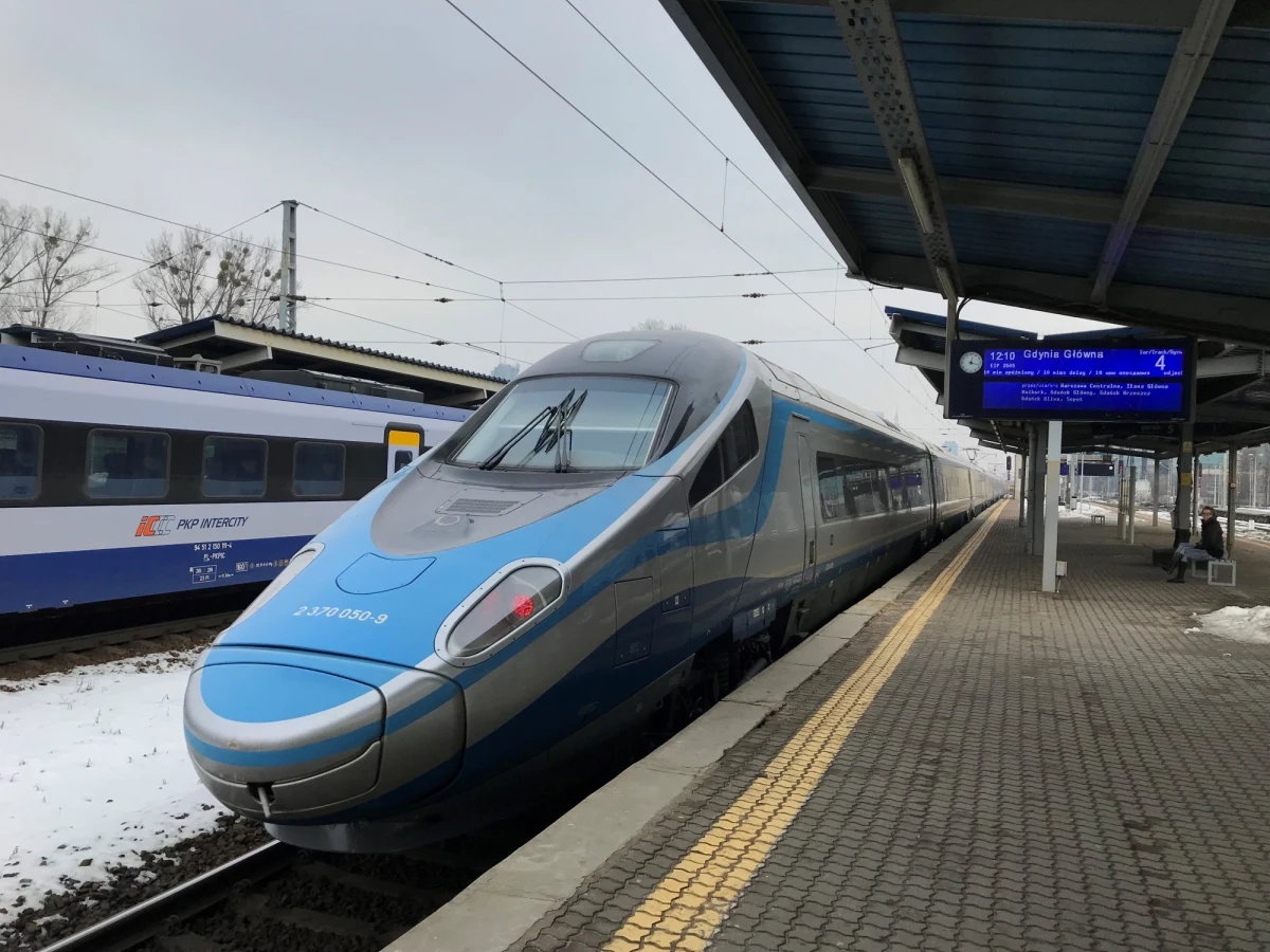 179 złotych - tyle kosztuje bilet na pociąg Pendolino z Kołobrzegu do Warszawy. 78 - to koszt biletu na zwykły skład wagonowy na tej trasie. Taki skład - podmieniony z powodu uszkodzenia 6 pociągów Pendolino – przed 13:00 przyjechał znad morza do stolicy. PKP InterCity zaoferowały pasażerom… jedynie złożenie reklamacji i 10-procentową bonifikatę. Już zapowiedziały, że nie będzie obniżki cen biletów na pociągi, który wyjechały na tory za Pendolino. "PKP Intercity uznały, że nie będą zaburzać całego cyklu sprzedaży" - powiedział dziennikarzowi RMF FM minister Adamczyk.