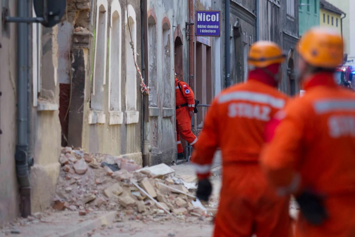Ruszyła rozbiórka zniszczonej w czwartek w czasie eksplozji butli z gazem kamienicy w dolnośląskim Mirsku. Prace mogą potrwać do jutra. Gmina organizuje pomoc dla poszkodowanych. W eksplozji rannych zostało dziewięć osób, w tym dwie ciężko. Śledztwo w sprawie katastrofy prowadzi prokuratura w Jeleniej Górze. 