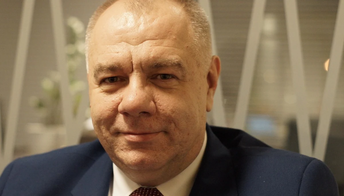 "Ta część dotycząca samorządów została zrealizowana w tej kadencji Sejmu" – tak Jacek Sasin odpowiada na pytanie o losy projektu o likwidacji gabinetów politycznych autorstwa posłów PiS. O likwidacji gabinetów politycznych na szczeblu centralnym gość Popołudniowej rozmowy w RMF FM mówi: „Powinniśmy się zastanowić”. „Rząd nie może być pozbawiony możliwości zatrudnienia profesjonalnych doradców. Każdy rząd potrzebuje współpracowników. Każdy minister potrzebuje takich współpracowników” – dodał Jacek Sasin w rozmowie z Marcinem Zaborskim. Pomnik ofiar katastrofy smoleńskiej i pomnik Lecha Kaczyńskiego nie staną na placu Piłsudskiego w Warszawie. "Takiego pomysłu nie ma" – stwierdził Jacek Sasin. "Rozważamy, bo teren jest szerszy, by może w tej przestrzeni te pomniki się pojawiły” - dodał - "Są tam trawniki, trawa, zieleńce – być może tam jeden z pomników mógłby stanąć. Decyzji jeszcze nie ma". Sasin jest przekonany o tym, że pomnik ofiar katastrofy smoleńskiej zostanie odsłonięty 10 kwietnia. "Wygląda na to z dużą dozą prawdopodobieństwa, że pomnik prezydenta Lecha Kaczyńskiego w tym terminie nie stanie" – powiedział. Szef Komitetu Stałego Rady Ministrów dodał, że nowe typy lokalizacji pomników Komitet Społeczny ogłosi na początku przyszłego tygodnia.