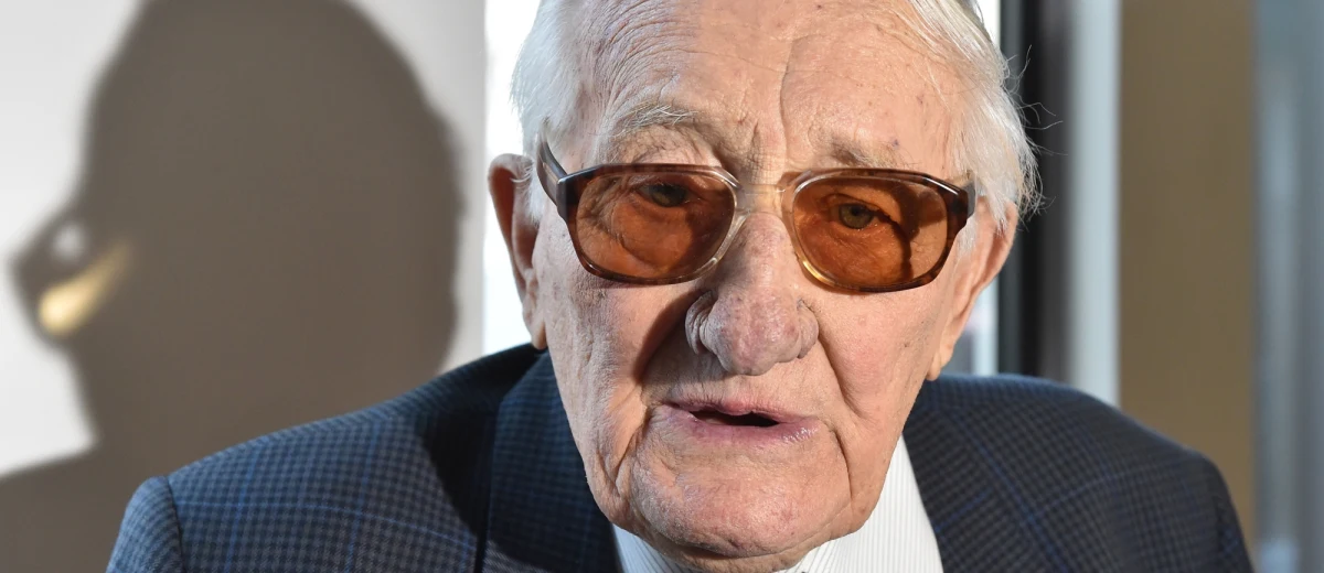 „Brakuje mi słów. Trzeba natychmiast zlikwidować takie organizacje, zdelegalizować je, a łobuzów szerzących faszyzm - zamykać” - tak na pytanie Krzysztofa Ziemca, zadane na antenie RMF FM, o to, co były więzień Auschwitz czuje, gdy widzi polskich neonazistów odpowiedział Karol Tendera. 27 stycznia, w Międzynarodowym Dniu Pamięci o Ofiarach Holokaustu dodał, że Hitler też „nawoływał i organizował swoje bojówki przy piwie”. Gość Krzysztofa Ziemca podkreślił również, że widzi niebezpieczeństwo w odrodzeniu się tego typu ruchów. „Będę pisał w tej sprawie do pana prezydenta Dudy. On zresztą jest za delegalizacją. Robili ustawy po nocach, niech zrobią to też: szybciutką ustawę, likwidację, zabronić, kara więzienia, zamykać tych łobuzów” - powiedział stanowczo Karol Tendera.
