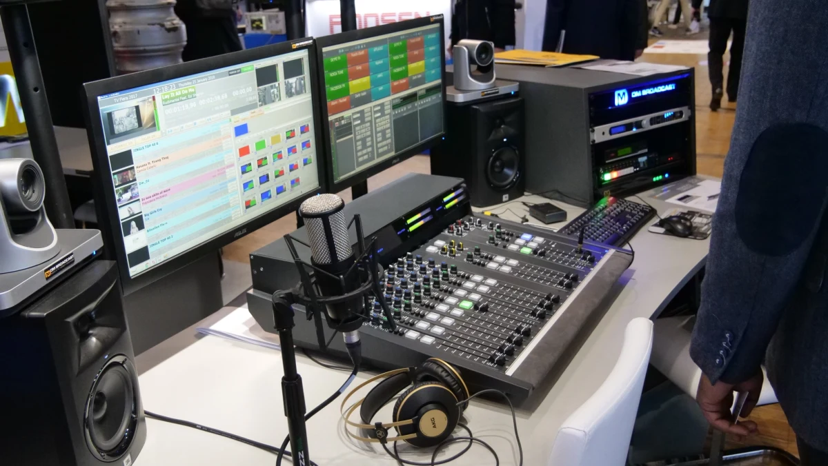 Jak co roku branża radiowa we Francji spotyka się w Paryżu na „Salon de la Radio”. Ponieważ rynek radiowy w kraju Napoleona jest jednym z najlepiej zorganizowanych i największych rynków w Europie, nic dziwnego, że radiowy salon odwiedziło tysiące osób, a setki wystawców  prezentowało sprzęt radiowy i nowoczesne innowacyjne rozwiązania dla rozgłośni radiowych.