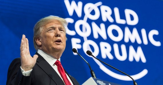 Waszyngton nie będzie już tolerował nieuczciwych praktyk handlowych - ostrzegł w swym przemówieniu w Davos prezydent USA Donald Trump. Zapewnił, że zawsze będzie promował program "America First", ale równocześnie zaznaczył, że "’Ameryka przede wszystkim’ nie oznacza tylko Ameryki". Jego wystąpienie zostało przyjęte - jak doniosła AP - powściągliwie. Ze znacznie gorszą reakcją spotkała się natomiast jedna z wypowiedzi Trumpa w późniejszej sesji pytań i odpowiedzi: prezydent USA został wygwizdany.