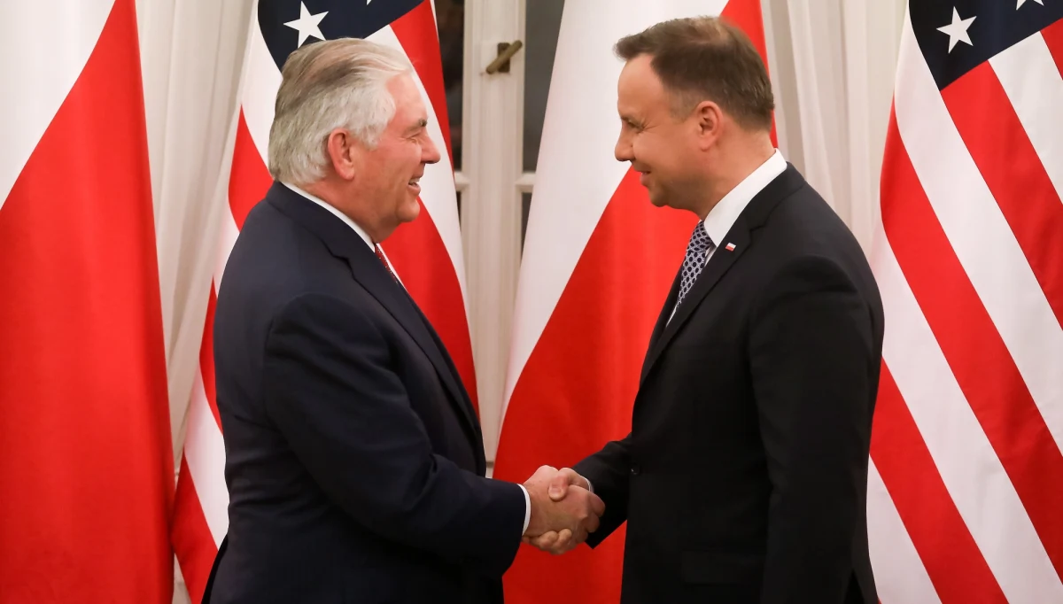 Prezydent Andrzej Duda i sekretarz stanu USA Rex Tillerson uzgodnili polsko-amerykańską mapę działań dot. wspólnych stosunków gospodarczych i politycznych, w tym w zakresie bezpieczeństwa międzynarodowego, w najbliższym czasie - poinformował szef gabinetu prezydenta Krzysztof Szczerski po wieczornym spotkaniu obu polityków w Belwederze. Jak stwierdził, godzinna rozmowa pokazała "daleko idącą zbieżność" stanowisk Warszawy i Waszyngtonu w najważniejszych kwestiach polityki międzynarodowej. Prezydencki minister przekazał również, że Duda i Tillerson poruszyli kwestię modernizacji polskiej armii i współpracy wojskowej. Rano z szefem amerykańskiej dyplomacji spotkają się natomiast premier Mateusz Morawiecki i szef polskiej dyplomacji Jacek Czaputowicz.