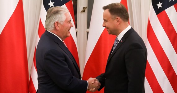 Prezydent Andrzej Duda i sekretarz stanu USA Rex Tillerson uzgodnili polsko-amerykańską mapę działań dot. wspólnych stosunków gospodarczych i politycznych, w tym w zakresie bezpieczeństwa międzynarodowego, w najbliższym czasie - poinformował szef gabinetu prezydenta Krzysztof Szczerski po wieczornym spotkaniu obu polityków w Belwederze. Jak stwierdził, godzinna rozmowa pokazała "daleko idącą zbieżność" stanowisk Warszawy i Waszyngtonu w najważniejszych kwestiach polityki międzynarodowej. Prezydencki minister przekazał również, że Duda i Tillerson poruszyli kwestię modernizacji polskiej armii i współpracy wojskowej. Rano z szefem amerykańskiej dyplomacji spotkają się natomiast premier Mateusz Morawiecki i szef polskiej dyplomacji Jacek Czaputowicz.