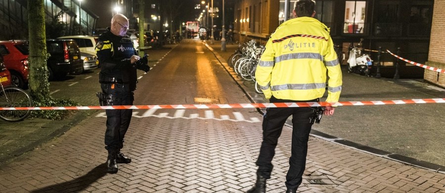 Jedna osoba zginęła, a dwie zostały ranne w strzelaninie, do której doszło w centrum Amsterdamu. Sprawca jest poszukiwany. Policja nie uznaje tego zdarzenia za zamach terrorystyczny. 