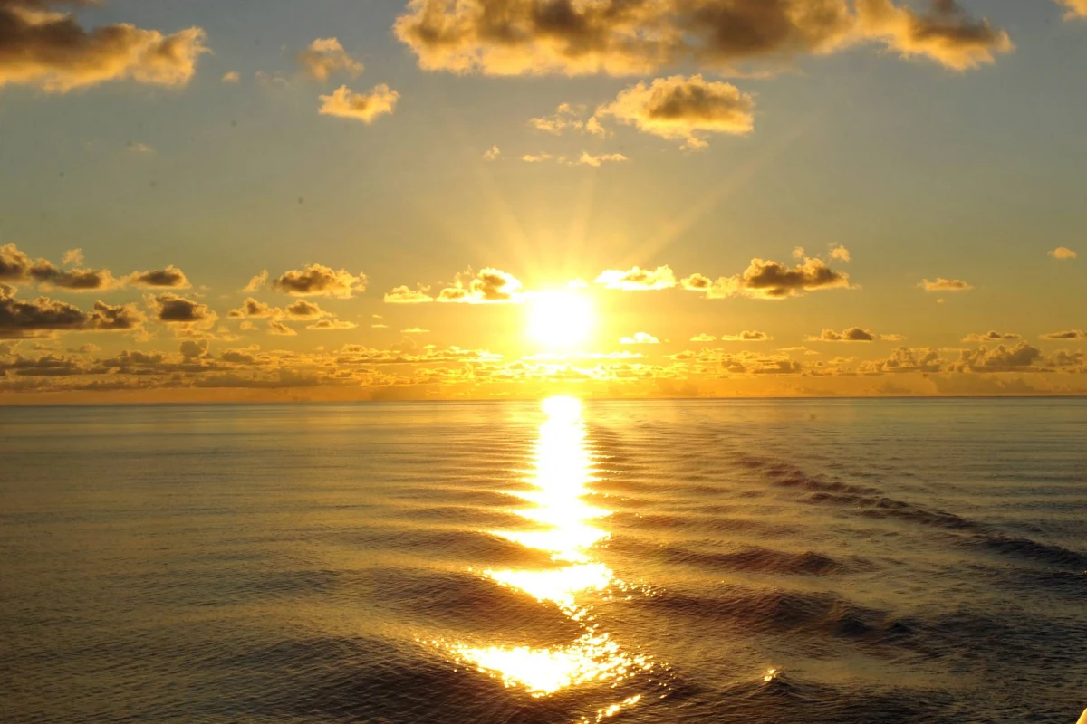 ​Prom z 50 osobami na pokładzie zaginął tydzień temu na wodach Kiribati, państwa wyspiarskiego w środkowej części Oceanu Spokojnego - poinformowały w sobotę ekipy ratunkowe, które prowadzą poszukiwania jednostki.