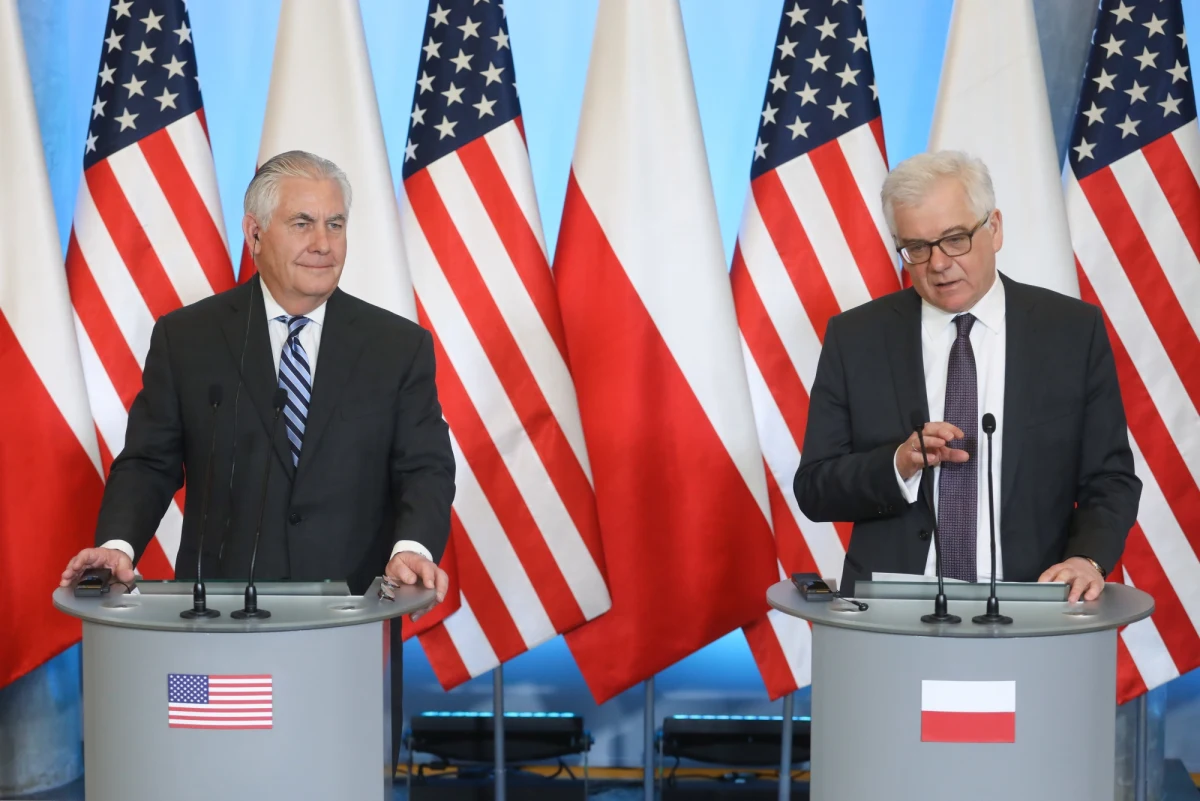 Polska i USA razem jesteśmy przeciwni Nord Stream II, który podkopuje całościowe bezpieczeństwo i stabilność energetyczną Europy, zapewniając Rosji jeszcze jedno narzędzie upolitycznienia energetyki - powiedział sekretarz stanu USA Rex Tillerson podczas konferencji prasowej. Polska przedstawiła krytykę projektu Nord Stream 2 jako służącego wywieraniu nacisku geopolitycznego w tym regionie świata - oświadczył szef MSZ Jacek Czaputowicz. Jak dodał, Polska będzie prosić amerykańskich sojuszników o wsparcie w tym zakresie.