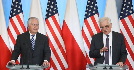 Polska i USA razem jesteśmy przeciwni Nord Stream II, który podkopuje całościowe bezpieczeństwo i stabilność energetyczną Europy, zapewniając Rosji jeszcze jedno narzędzie upolitycznienia energetyki - powiedział sekretarz stanu USA Rex Tillerson podczas konferencji prasowej. Polska przedstawiła krytykę projektu Nord Stream 2 jako służącego wywieraniu nacisku geopolitycznego w tym regionie świata - oświadczył szef MSZ Jacek Czaputowicz. Jak dodał, Polska będzie prosić amerykańskich sojuszników o wsparcie w tym zakresie.