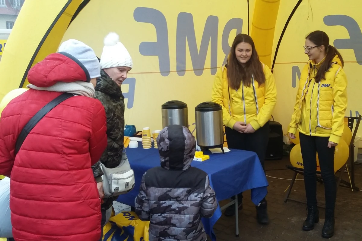 Położone nad rzeką Dobrzynką w województwie łódzkim, liczące ponad 60 tysięcy mieszkańców Pabianice były dziś Twoim Miastem w Faktach RMF FM. Wybraliśmy się na spacer szlakiem najważniejszych wydarzeń z życia świętego Maksymiliana Marii Kolbego, franciszkanina, który lata młodzieńcze spędził z rodzicami właśnie w Pabianicach. Zajrzeliśmy też do jednego z najcenniejszych zabytków w tym regionie. Ponad sto lat temu co dziesiąta tkanina bawełniana w Polsce była produkowana w Pabianicach. Bawiliśmy się razem na Starym Rynku!