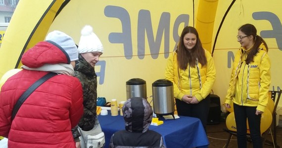 Położone nad rzeką Dobrzynką w województwie łódzkim, liczące ponad 60 tysięcy mieszkańców Pabianice były dziś Twoim Miastem w Faktach RMF FM. Wybraliśmy się na spacer szlakiem najważniejszych wydarzeń z życia świętego Maksymiliana Marii Kolbego, franciszkanina, który lata młodzieńcze spędził z rodzicami właśnie w Pabianicach. Zajrzeliśmy też do jednego z najcenniejszych zabytków w tym regionie. Ponad sto lat temu co dziesiąta tkanina bawełniana w Polsce była produkowana w Pabianicach. Bawiliśmy się razem na Starym Rynku!