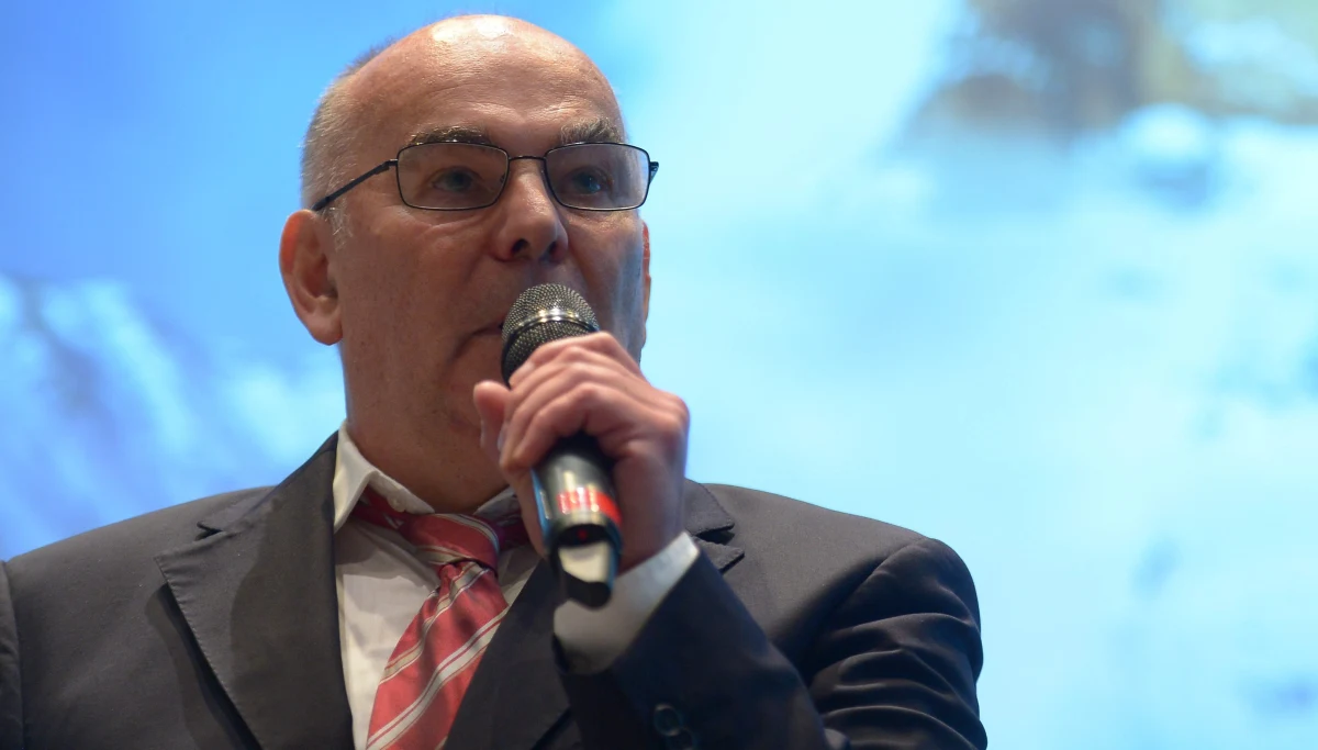 "Tomek - jak meldowała w SMS-ach Elisabeth - ma śnieżną ślepotę i nie jest w stanie sam się poruszać. Jest też osłabiony i poodmrażany. Dlatego ona postanowiła schodzić sama" - mówi alpinista Janusz Majer o sytuacji Tomasza Mackiewicza i Elisabeth Revol na Nanga Parbat. Na pomoc dwójce himalaistów ruszyło czterech uczestników polskiej zimowej wyprawy na K2: Adam Bielecki, Denis Urubko, Piotr Tomala i Jarosław Botor. "Mamy świetną ekipę, ci chłopcy są w stanie spokojnie tamtejsze techniczne trudności pokonać, a jednocześnie osiągnąć dosyć duże tempo, tak że jesteśmy dobrej myśli" - podkreśla Majer. Jak zaznacza: "W zależności od tego, jaka będzie pogoda, wspinanie może trwać także nocą".