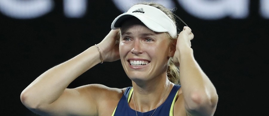 Rozstawiona z "dwójką" Caroline Wozniacki pokonała w Melbourne rumuńską tenisistkę Simonę Halep (1.) 7:6 (7-2), 3:6, 6:4 w finale turnieju Australian Open. To pierwszy w karierze wielkoszlemowy tytuł Dunki polskiego pochodzenia. Sytuacja w finałowym pojedynku zmieniała się wielokrotnie i praktycznie do samego końca prawie trzygodzinnego spotkania nie było wiadomo, która z zawodniczek będzie cieszyła się ze zwycięstwa.