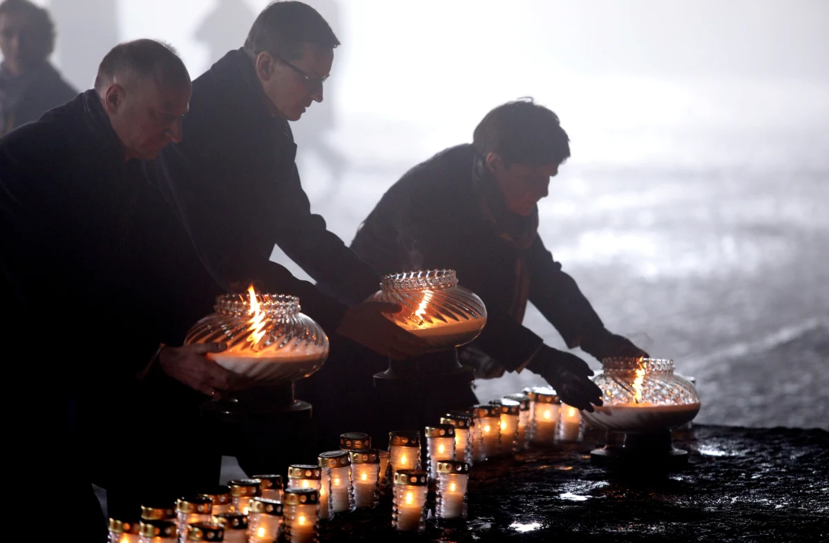 "Żydzi, Polacy i wszystkie ofiary powinny być strażnikami pamięci o tych wszystkich, którzy zostali zamordowani przez niemieckich nazistów. Auschwitz-Birkenau to nie jest polska nazwa, a Arbeit Macht Frei to nie jest polskie zdanie" - napisał na Twitterze premier Polski Mateusz Morawiecki.