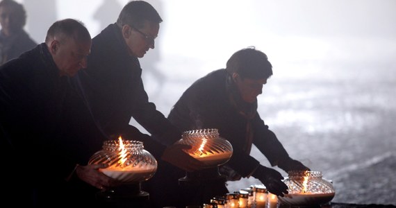 "Żydzi, Polacy i wszystkie ofiary powinny być strażnikami pamięci o tych wszystkich, którzy zostali zamordowani przez niemieckich nazistów. Auschwitz-Birkenau to nie jest polska nazwa, a Arbeit Macht Frei to nie jest polskie zdanie" - napisał na Twitterze premier Polski Mateusz Morawiecki.