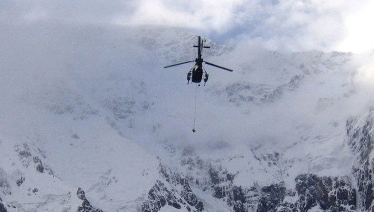 "Najnowsze bardzo dobre informacje są takie, że zespół jest cały" - mówi RMF FM rzecznik narodowej zimowej wyprawy na K2 Michał Leksiński. "To była brawurowa akcja ratunkowa, absolutnie czegoś takiego nie widzieliśmy" - komentuje akcję ratunkową na Nanga Parbat. Przypomnijmy: czterech himalaistów spod K2 ruszyło wczoraj ratować Francuzkę Elisabeth Revol i Polaka Tomasza Mackiewicza, którzy utknęli na Nanga Parbat. Denis Urubko i Adam Bielecki dotarli do Revol w nocy czasu lokalnego. Z powodu pogody, wstrzymano jednak akcję ratunkową Tomasza Mackiewicza, który został na wysokości 7200 m.