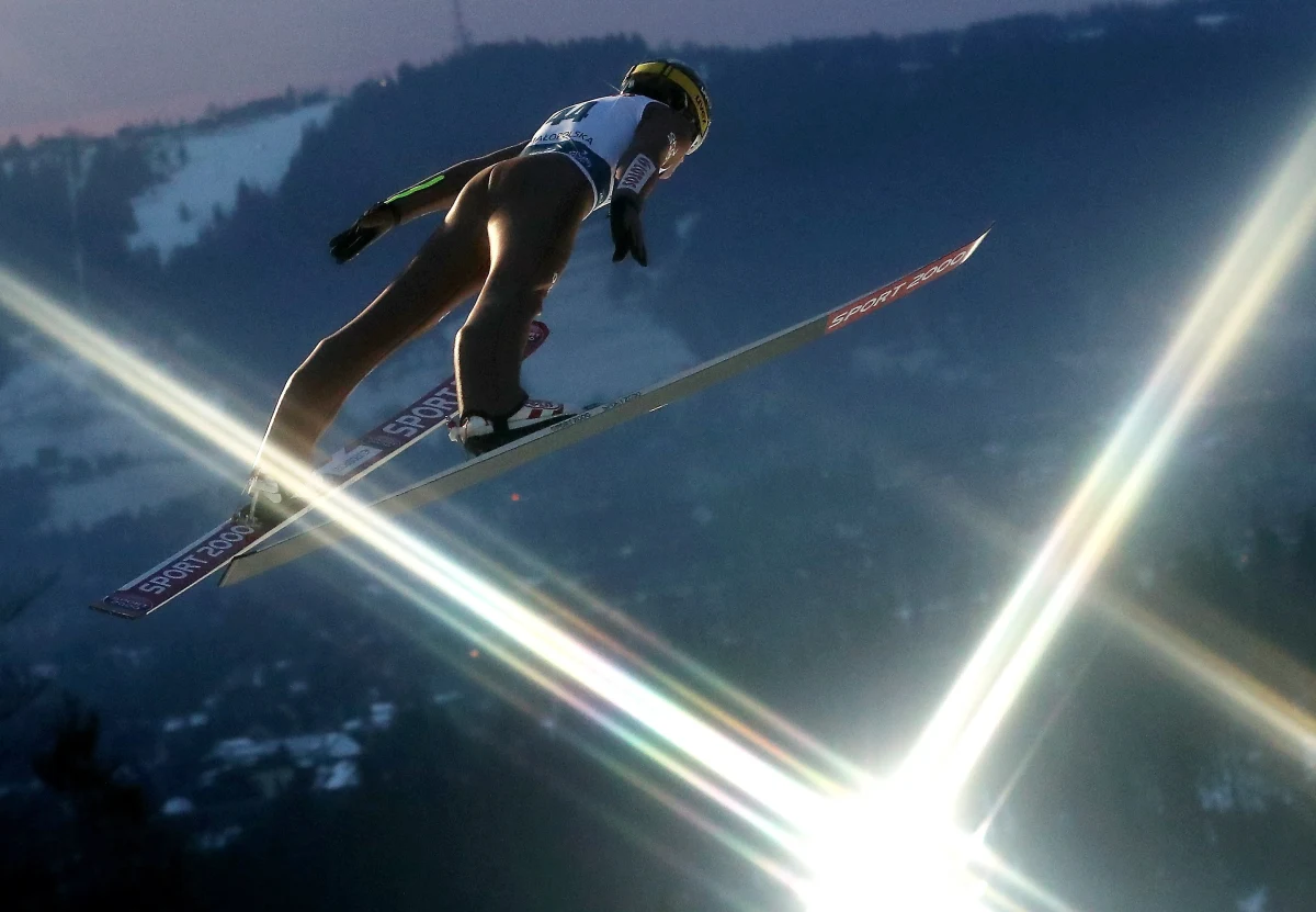 ​Stefan Hula niespodziewanie wdarł się do drużyny skoczków narciarskich. Tydzień temu cieszył się z zespołem z trzeciego miejsca w mistrzostwach świata w lotach, a w sobotę z triumfu w Pucharze Świata w Zakopanem. "Tym razem byłem twardszy i nie płakałem" - przyznał.