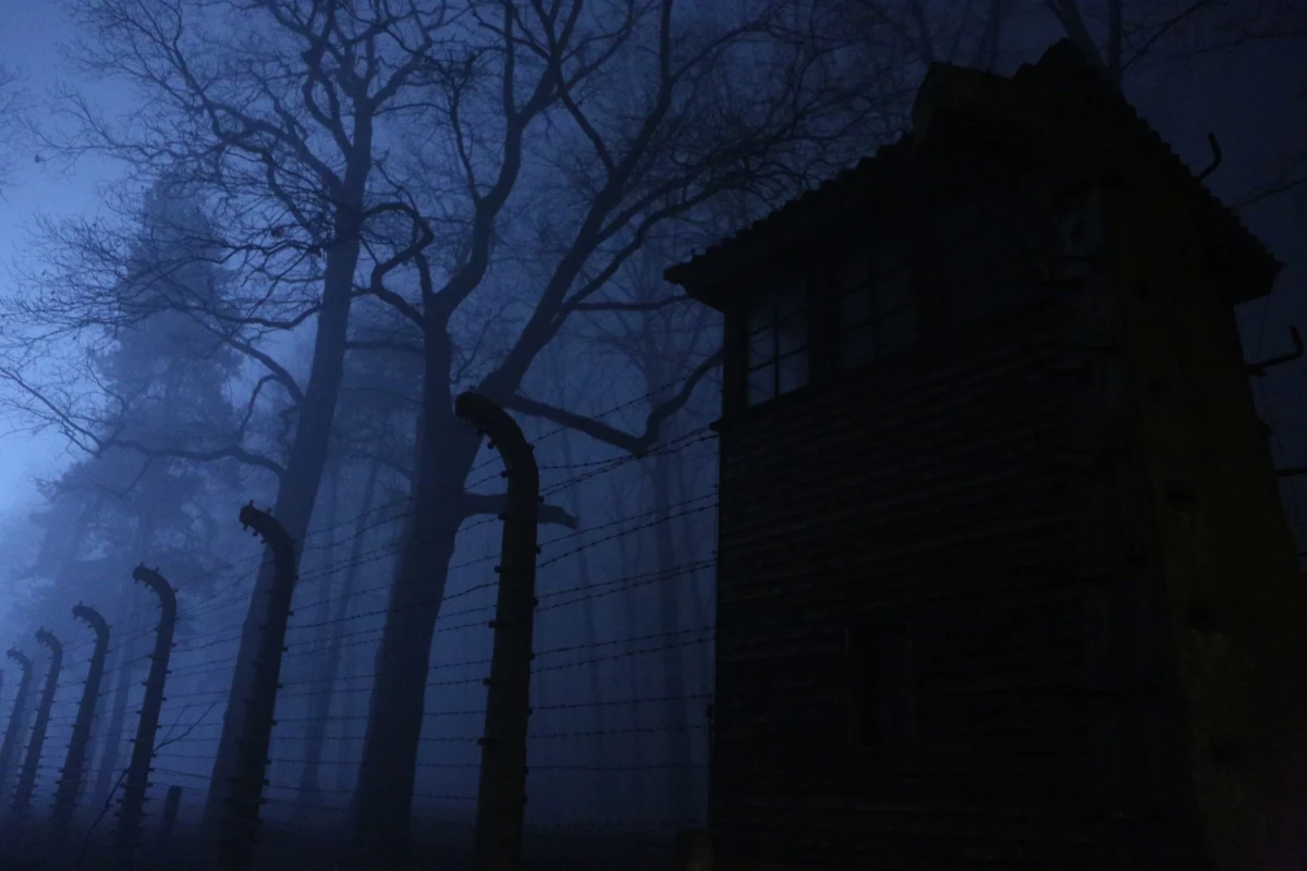 W poniedziałek po południu na prośbę strony izraelskiej szef gabinetu prezydenta Krzysztof Szczerski spotka się z ambasador Izraela Anną Azari, w celu omówienia sytuacji związanej z dyskusją wokół nowelizacji ustawy o IPN - poinformowała prezydencka kancelaria. Sejm w piątek uchwalił nowelizację ustawy o IPN - Komisji Ścigania Zbrodni Przeciwko Narodowi Polskiemu, która m.in. przewiduje karę grzywny lub pozbawienia wolności do lat trzech m.in. za używanie sformułowań typu "polskie obozy śmierci". Teraz ustawą zajmie się Senat. O noweli krytycznie wypowiedziała się m.in. ambasador Izraela w Polsce. W niedzielę p.o. ambasadora w Izraelu Piotr Kozłowski został wezwany na rozmowy w izraelskim MSZ. 
