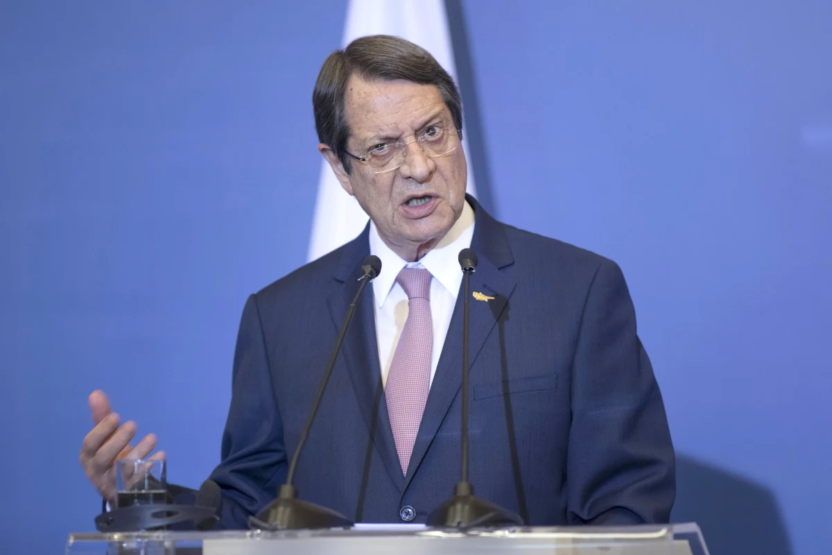 Dotychczasowy prezydent Cypru Nikos Anastasiadis prowadzi w niedzielnych wyborach. Wstępne wyniki wskazują jednak, że konieczna będzie druga tura, w której spotka się ze wspieranym przez lewicę Stawrosem Malasem.