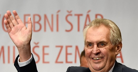​"To moje ostateczne polityczne zwycięstwo" - powiedział zwycięzca wyborów prezydenckich w Czechach Milosz Zeman. "Po nim nie będzie już  porażek, bo konstytucja stanowi, że prezydentem można być tylko dwie kadencje, a ja nie zamierzam jej zmieniać" - dodał. Słowa Zemana wygłoszone na wiecu w sobotę cytuje w niedzielę tygodnik "Politico" w komentarzu zamieszczonym na portalu internetowym. "Wzmocniony zwycięstwem Zeman, najbardziej Trumpoidalny prezydent w Europie (Europe's Trumpiest president), zapewne będzie kontynuować swój awanturniczy sposób sprawowania władzy" - pisze "Politico". "Jego wygrana oznacza też dalszy ciąg batalii z Unią Europejską w kwestii imigracji i w sprawie sankcji wobec Rosji, którym Zeman jest przeciwny" - zaznacza w komentarzu.
