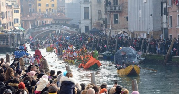 Po rekordowym tłoku i ścisku w weekend w Wenecji podczas pierwszych imprez tegorocznego karnawału władze miejskie stanęły wobec konieczności znalezienia szybkiego rozwiązania tej sytuacji. Najbardziej prawdopodobne jest wprowadzenie limitu uczestników zabaw.