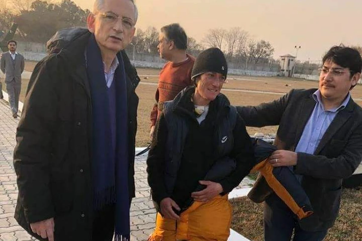 "Piloci pytają, jaka u nas pogoda? Włączamy wideo, pokazujemy, że tu w bc jest dobrze, pułap chmur 400 m ponad lodowcem... 10.00, 11.00. Płynie czas. Dryń, dryń... Pan Wyszomirski. Będzie lot. Lecimy! Około 12. śmigła ruszyły. Biegniemy na helipad, targamy wory. Z dołu, nad moreną narasta warkot silników. Lecimy po nich, lecimy!". Dzięki uczestnikowi wyprawy na K2 Rafałowi Froni, który pisze "Dziennik Wyprawowy", dowiadujemy się, jak wyglądały kulisy akcji ratunkowej na Nanga Parbat.