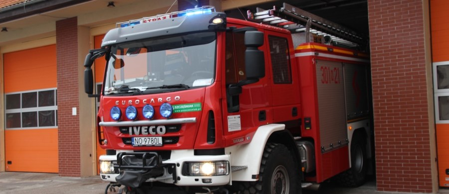 Siedem zastępów straży pożarnej gasiło od 7 rano pożar, który wybuchł w budynku wielorodzinnym w Toruniu. W piwnicy znaleziono ludzkie ciało.