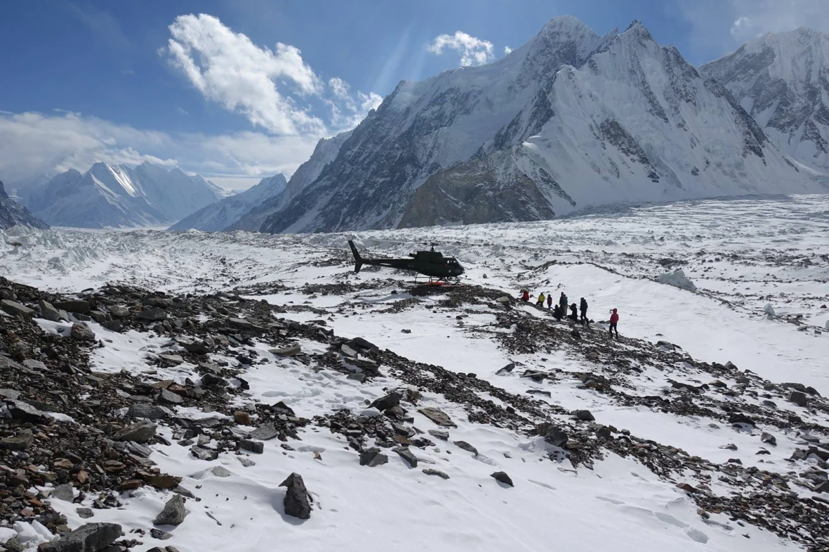 Pogoda jest nielotna i tym samym uniemożliwia powrót kolegów do naszej bazy - przekazał uczestnik narodowej wyprawy na niezdobyty zimą szczyt K2 (8611 m) Marcin Kaczkan. "Wszyscy czują się bardzo dobrze, odpoczęli w Skardu i są gotowi do dalszych działań" - dodał. Także Krzysztof Wielicki poinformował, że „ratownicy są w Skardu i po poprawie pogody dołączą do wyprawy”.