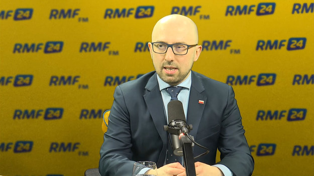 "Nawet jeśli pani ambasador chciała zasygnalizować, że Izrael ma obiekcje wobec tej ustawy, to wybrała najgorszy moment" - tak w Porannej rozmowie w RMF FM rzecznik prezydenta Krzysztof Łapiński komentuje apel Anny Azari podczas obchodów 73. rocznicy wyzwolenia Auschwitz o zmianę w przyjętej przez Sejm nowelizacji wprowadzającej m.in. kary za "polskie obozy śmierci". "Polska jako suwerenne państwo ma prawo wpisać do swojego prawodawstwa karanie za kłamstwo o polskich obozach koncentracyjnych, bo takich obozów nie było" - podkreśla Łapiński. Gość Roberta Mazurka zauważa, że w Izraelu trwa kampania wyborcza i być może ta sprawa została wyciągnięta na użytek kampanii. "Tę sprawę z Izraelem musimy wyjaśniać w sposób taki, jak się to wyjaśnia z sojusznikami - poprzez rozmowę. Mamy prawo do obrony własnego dobrego imienia" - tłumaczy Łapiński. "Ta sprawa powinna być uspokajana także ze strony izraelskiej, być może strona izraelska nie do końca wie, co jest w tej ustawie. Izrael powinien pamiętać, że my jesteśmy sojusznikiem Izraela w wielu sprawach. Nie wiem, po co Izraelowi taka awantura z krajem, który jest od wielu lat dość przychylny" - dodaje.