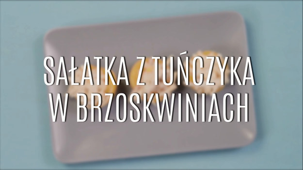 Lubisz smak sałatki z tuńczyka na słodko? Choć w pierwszej chwili takie połączenie może wydawać się dziwne, to pomyśl o sałatce z tuńczyka z ananasem lub kukurydza – przecież smakuje wyśmienicie! A co powiesz o tuńczyku w brzoskwiniach? Sałatka z tuńczyka w brzoskwiniach brzmi zaskakująco, ale wbrew pozorom to połączenie jest wyjątkowo trafione. Dzięki temu smak jest świeży i soczysty. W dodatku sałatkę z tuńczyka w brzoskwiniach wykonasz w dosłownie parę minut!