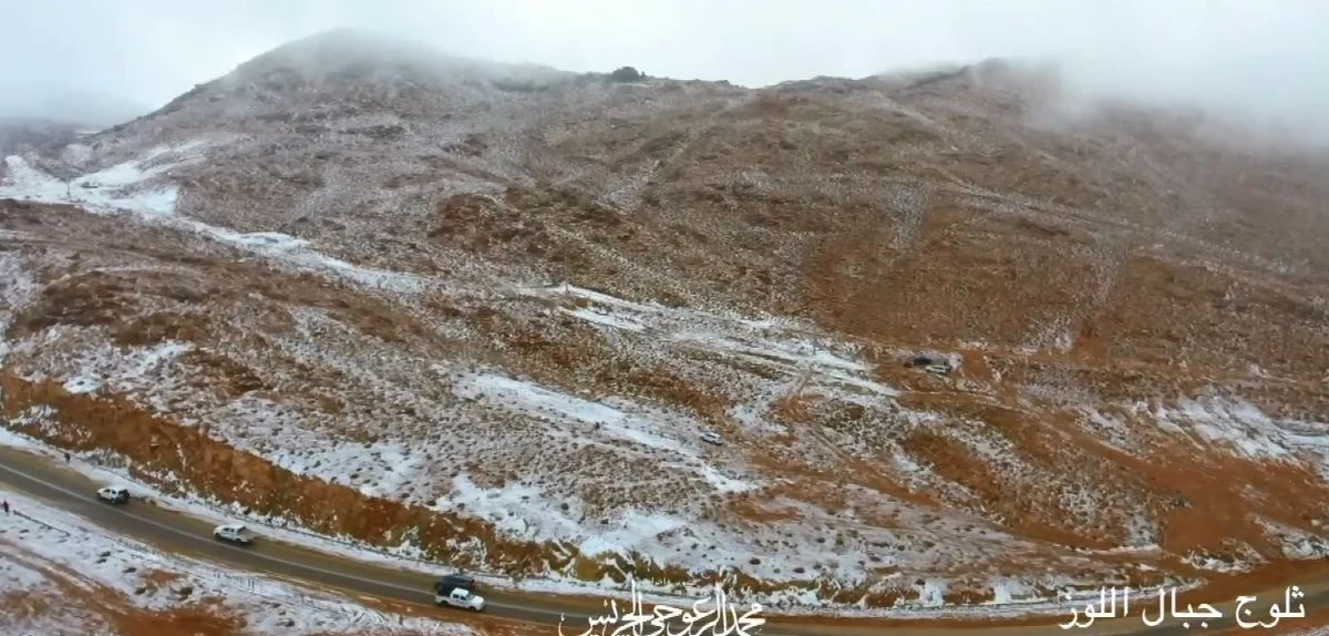 W regionie Tabuku na północy Arabii Saudyjskiej przeszła burza śnieżna. Nagranie z drona ukazuje zaśnieżone wzgórza Al-Lawz. Opady śniegu wystąpiły także w Dahr al-Baidar na wschód od Bejrutu w Libanie.