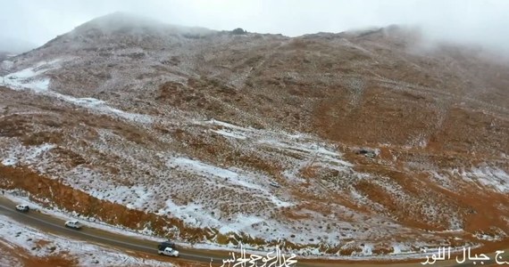 W regionie Tabuku na północy Arabii Saudyjskiej przeszła burza śnieżna. Nagranie z drona ukazuje zaśnieżone wzgórza Al-Lawz. Opady śniegu wystąpiły także w Dahr al-Baidar na wschód od Bejrutu w Libanie.