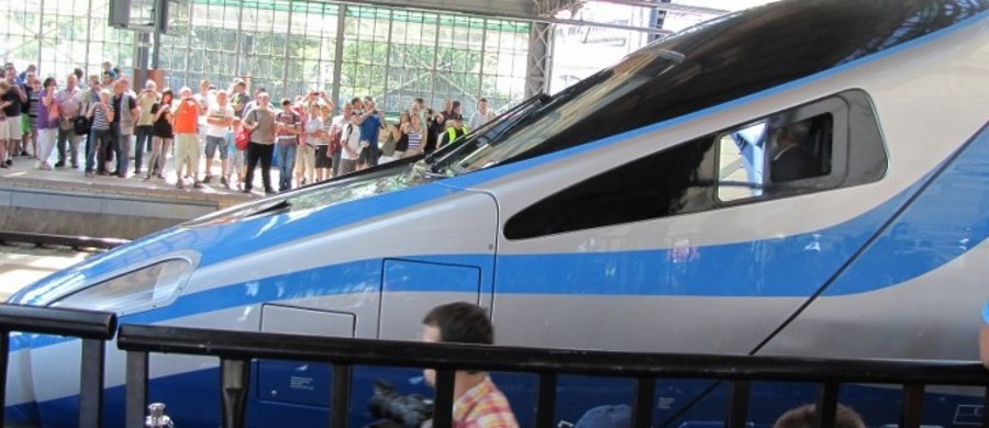 Do uszkodzenia 6 pociągów Pendolino doszło najprawomocniej na trasie z Grodziska Mazowieckiego do Zawiercia. Jak dowiedział się reporter RMF FM, ze wstępnych ustaleń badającej sprawę komisji wynika, że to na tym odcinku kamienie z nasypu zniszczyły podwozie pociągów. 