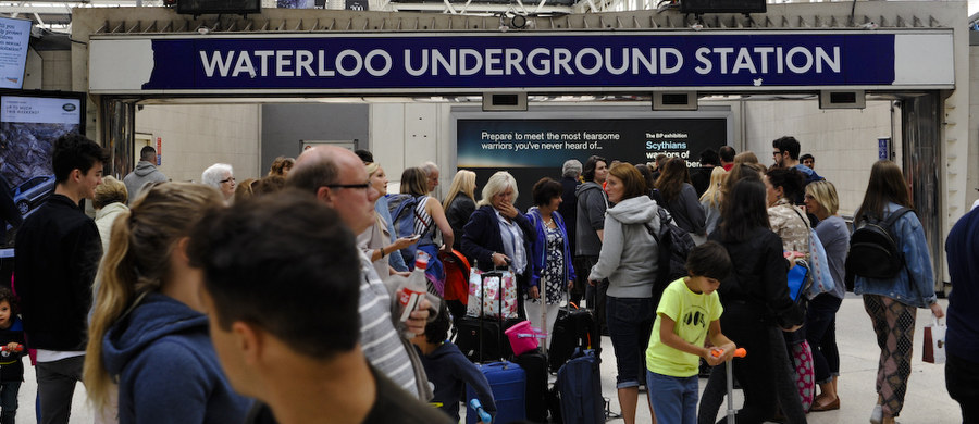 Użytkownicy londyńskiego metra powinni używać nauszników ochronnych. To sugestia brytyjskich uczonych, którzy sprawdzili poziom hałasu panujący pod ziemią. 
