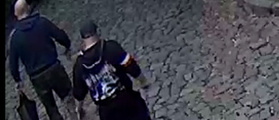Komenda Miejska Policji w Gdańsku opublikowała film z wizerunkami prawdopodobnych sprawców, którzy kamieniem wybili szybę w domu Michała Tuska. Jeden z poszukiwanych zgłosił się dziś do prokuratury ze swoim adwokatem. Śledczy znają już także dane drugiego mężczyzny.