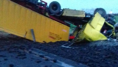 Wielkopolskie: Wypadek ciężarówki z węglem. 1 osoba poszkodowana
