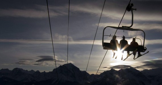 Około 150 narciarzy utknęło na kilka godzin w powietrzu na wyciągu krzesełkowym w ośrodku narciarskim na północ od Klagenfurtu w Styrii. Zostali już bezpiecznie sprowadzeni na ziemię - poinformowała na Twitterze austriacka policja.