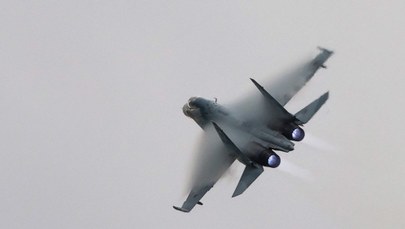 "Niebezpieczna interakcja". Rosyjski Su-27 leciał 1,5 metra od samolotu US Navy